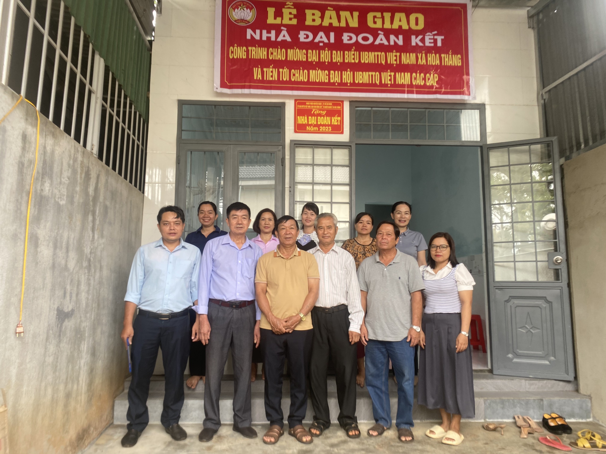 Uỷ ban MTTQ Việt Nam, Ban vận động “Quỹ vì người nghèo” xã Hòa Thắng tổ chức Lễ bàn giao nhà Đại đoàn kết cho gia đình hộ nghèo trên địa bàn xã