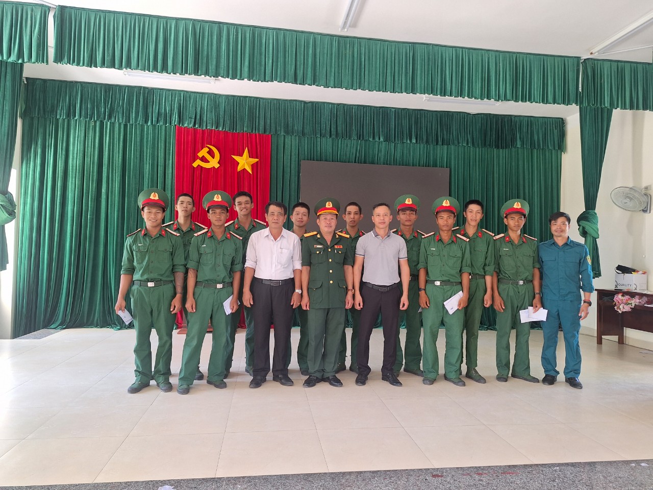 Lãnh đạo xã Hòa Thắng thăm và  dự Lễ tuyên thệ chiến sĩ mới năm 2024