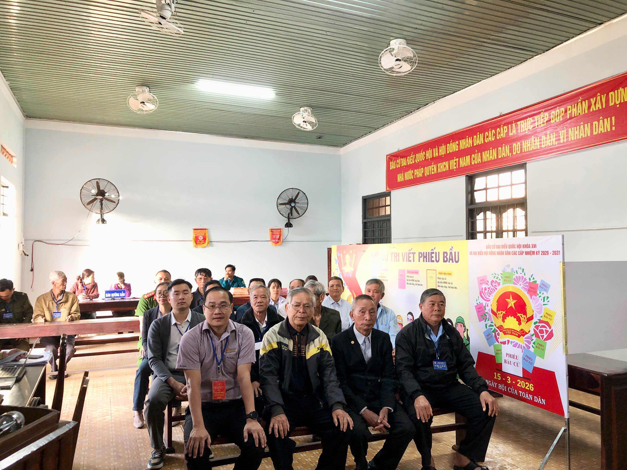 Rực rỡ cờ hoa, cử tri phường Tân Lập nô nức đi bỏ phiếu trong ngày hội lớn