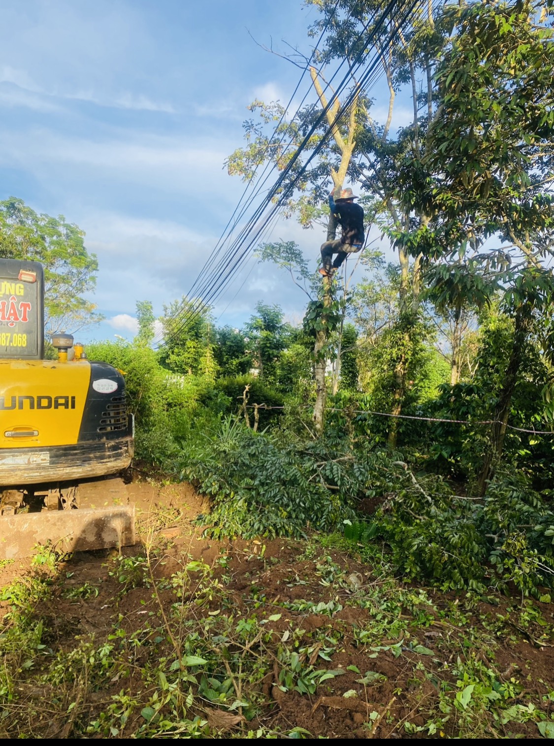 CÔNG TÁC VẬN ĐỘNG VÀ TRIỂN KHAI LÀM ĐƯỜNG TẠI TỔ DÂN PHỐ 1